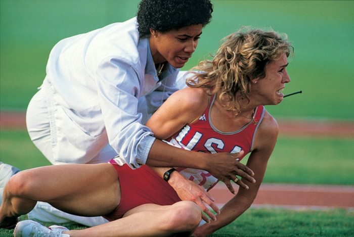 6. Mary Decker: Olympic Los Angeles 1984. Ở chung kết nội dung 3000m, Mary Decker thi đấu với tư cách là ứng cử viên số 1 cho chiếc huy chương vàng. Thế nhưng trong một sự cố đáng tiếc, Decker va người phải Zola Budd trên đường chạy và ngã xuống, không thể hoàn thành cuộc chạy. May mắn đã không đứng về phía Decker, và cô đã phải rời đường chạy trong nước mắt dù bản thân mình không thất bại.